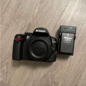 Nikon D3000 DSLR Camera - Body, Charger, Battery - Works